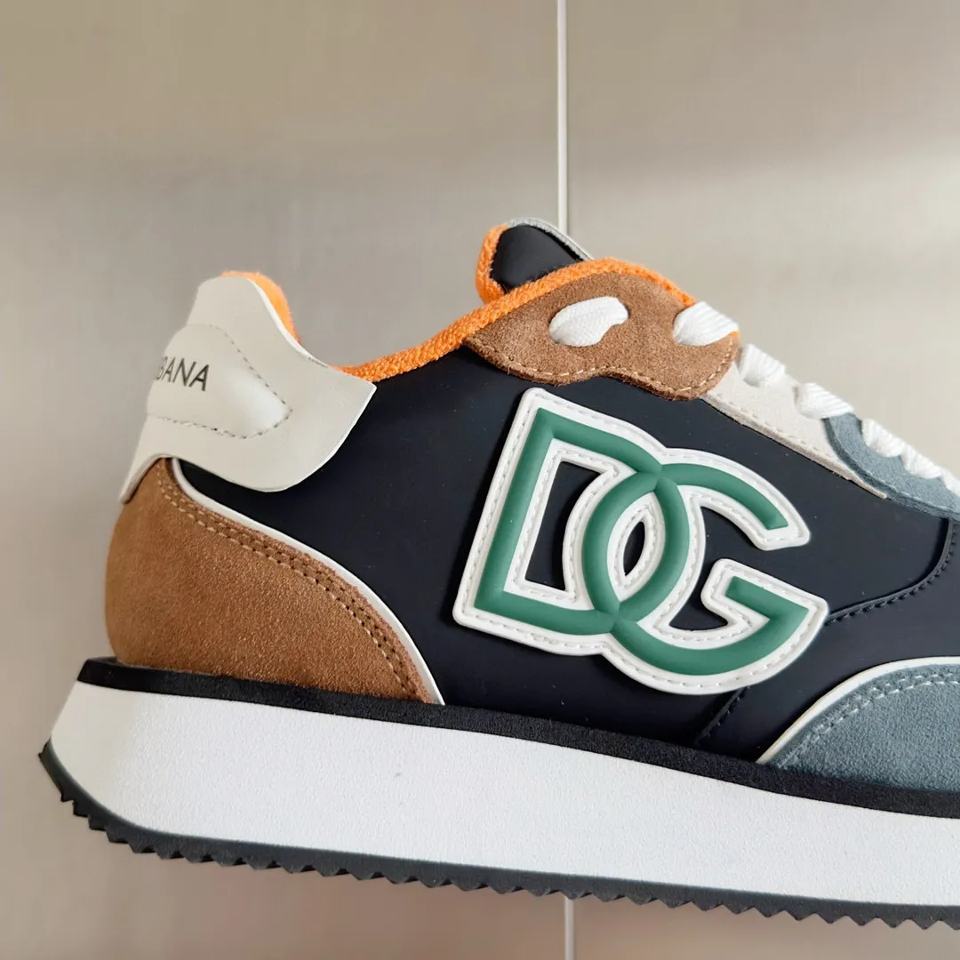Factory price: 458💰D&G's latest Cushion series casual sports shoes, dad shoes, running shoes, original purchase and development, production, handmade, but always looking to the future. The new Cushion sneakers feature a two-tone suede upper accented by a mesh contrasting printed DG cross logo on the side. The lightweight, grippy rubber outsole is innovatively designed to provide excellent performance, while the jacquard label adds timeless style. Exquisite packaging at the delivery counter🛍📦 ▪️ Fabric: Original custom-made first-layer cowhide ▪️ Lining: Original custom-made breathable towel lining ▪️ Sole: Original open-molded rubber material ▪️ Bottom thickness: 3.5CM ▪️ Size: Men's 38-44, customized 45
